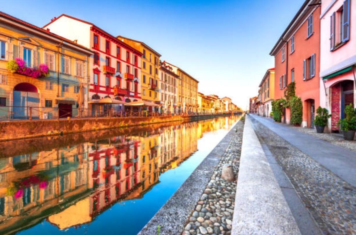 Green Oasis On Water In The Center Of Milano Esterno foto
